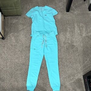 Figs Fresh Aqua XS Catarina top, XS Tall Zamora jogger Scrub Set